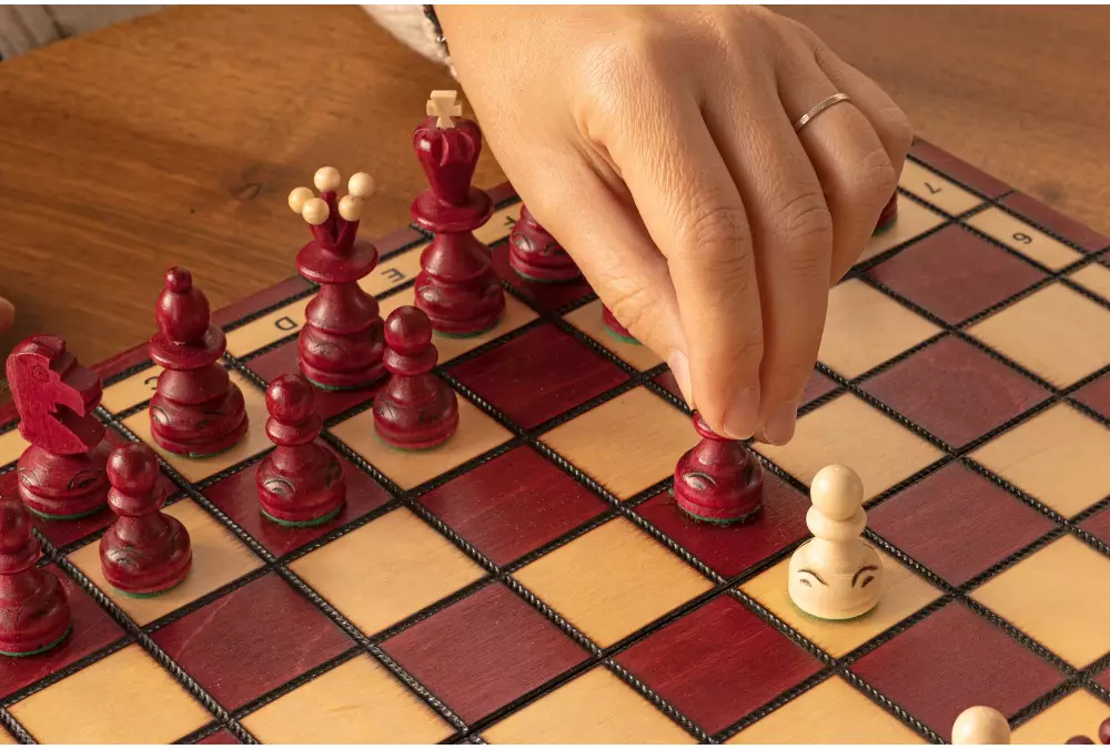 SZACHY PEREŁKA średnia (36x36 cm) kolor wiśniowy